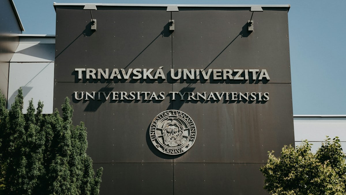 a sign on the side of a building that says travavska university